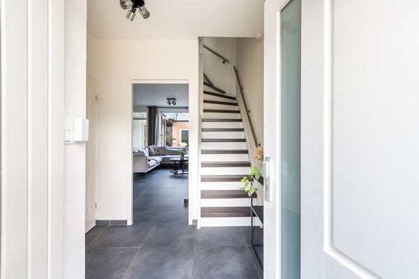 Foto - Te koop:  Verzorgde tussenwoning in Fijnaart!